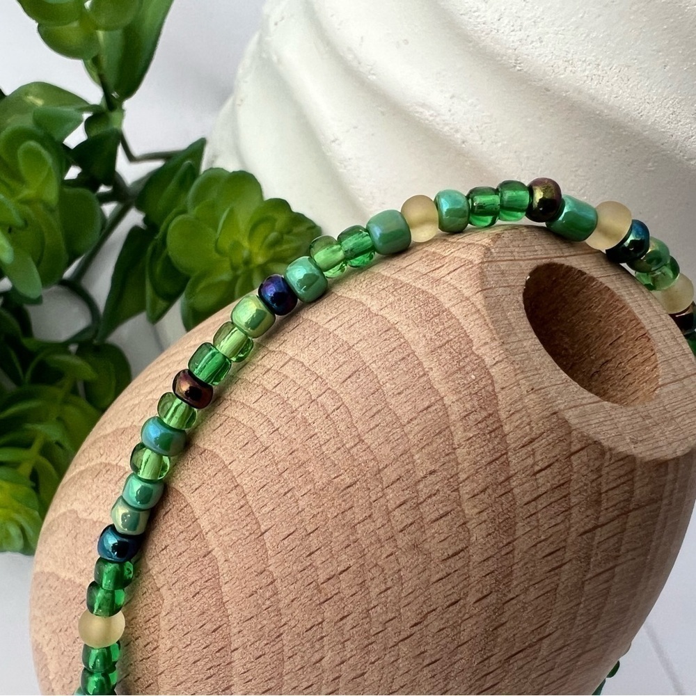 STRETCH Beaded Anklet in Green - Picture 5 of 12